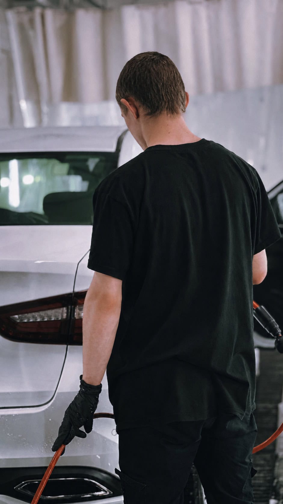 Professionelle Reinigung und Pflege eines Fahrzeugs