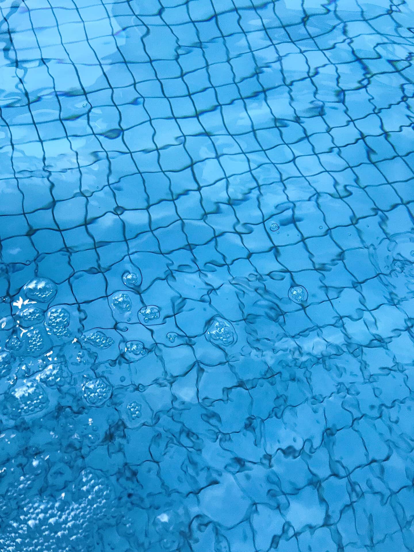 Klares blaues Wasser in einem Schwimmbad
