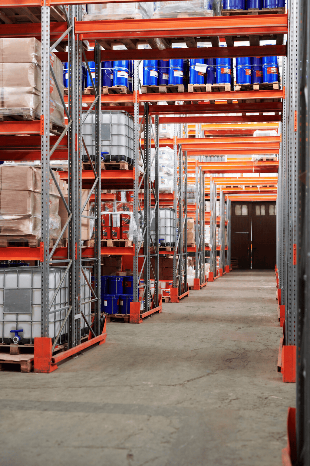 Magazijn met palletstellingen voor tijdelijke chemische opslag