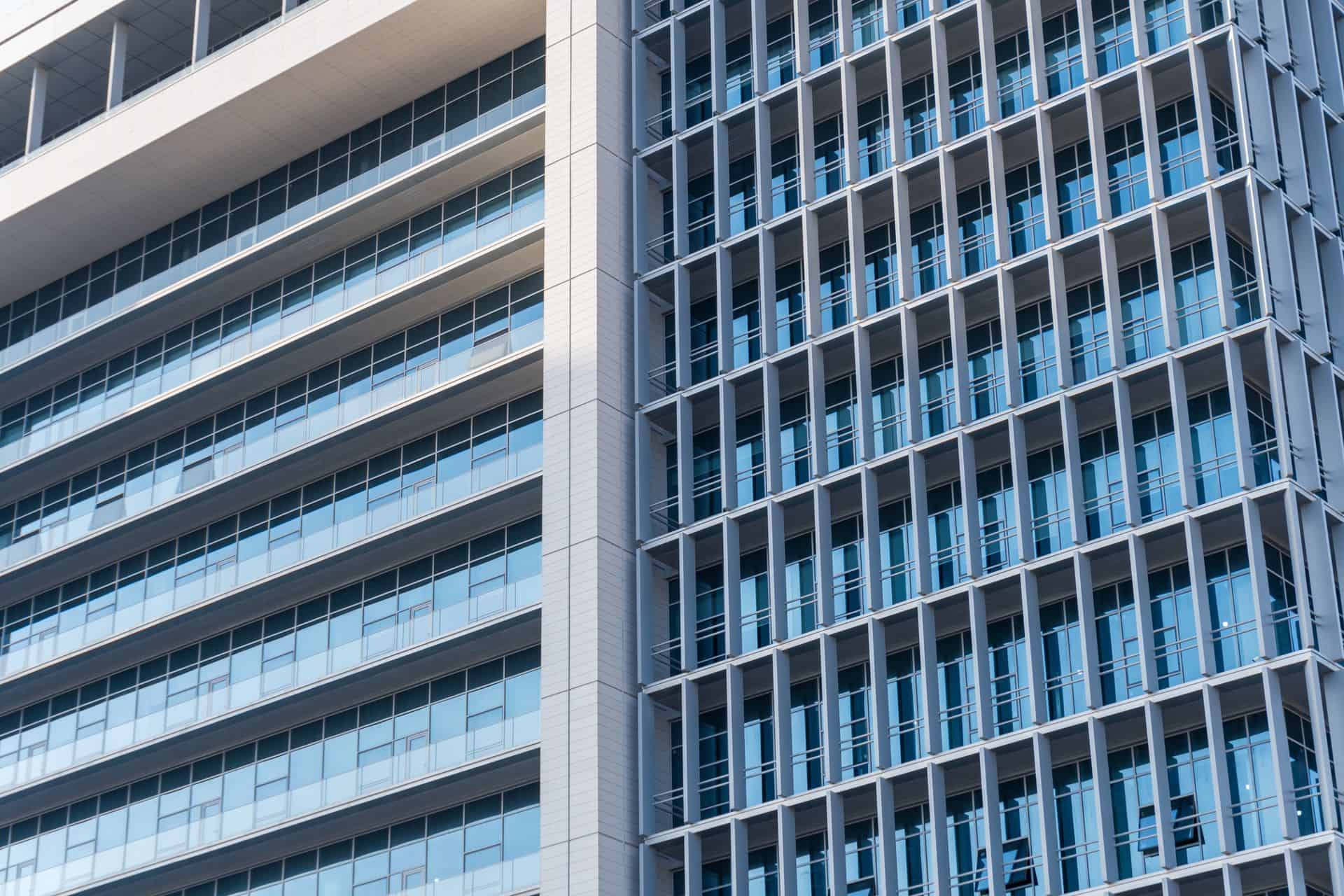Glazen gevel van een modern gebouw