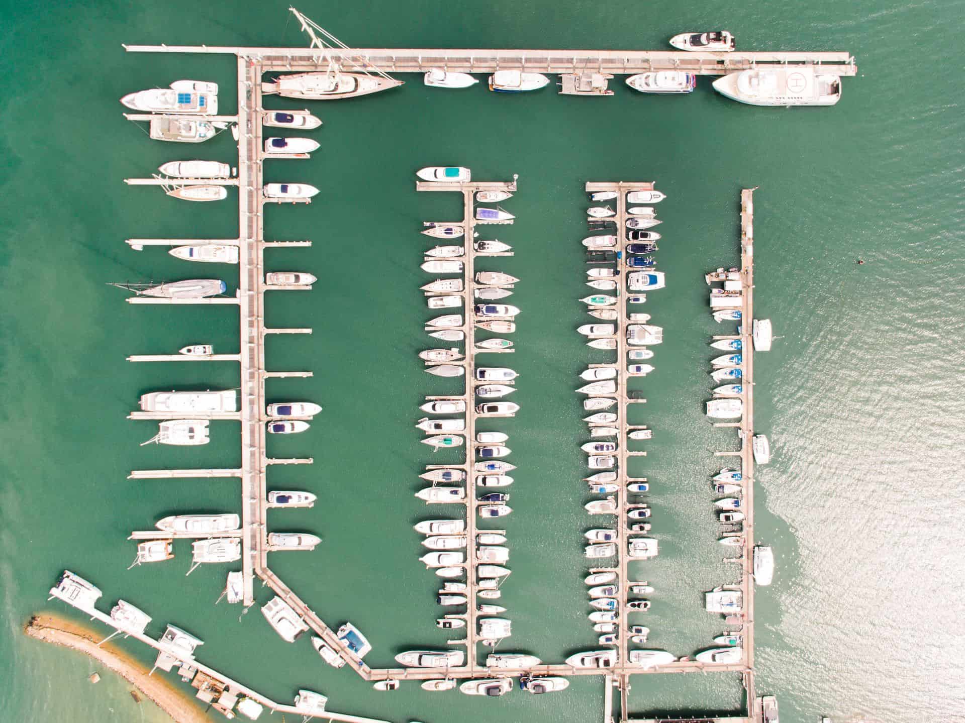 Boten aan de steigers van een jachthaven