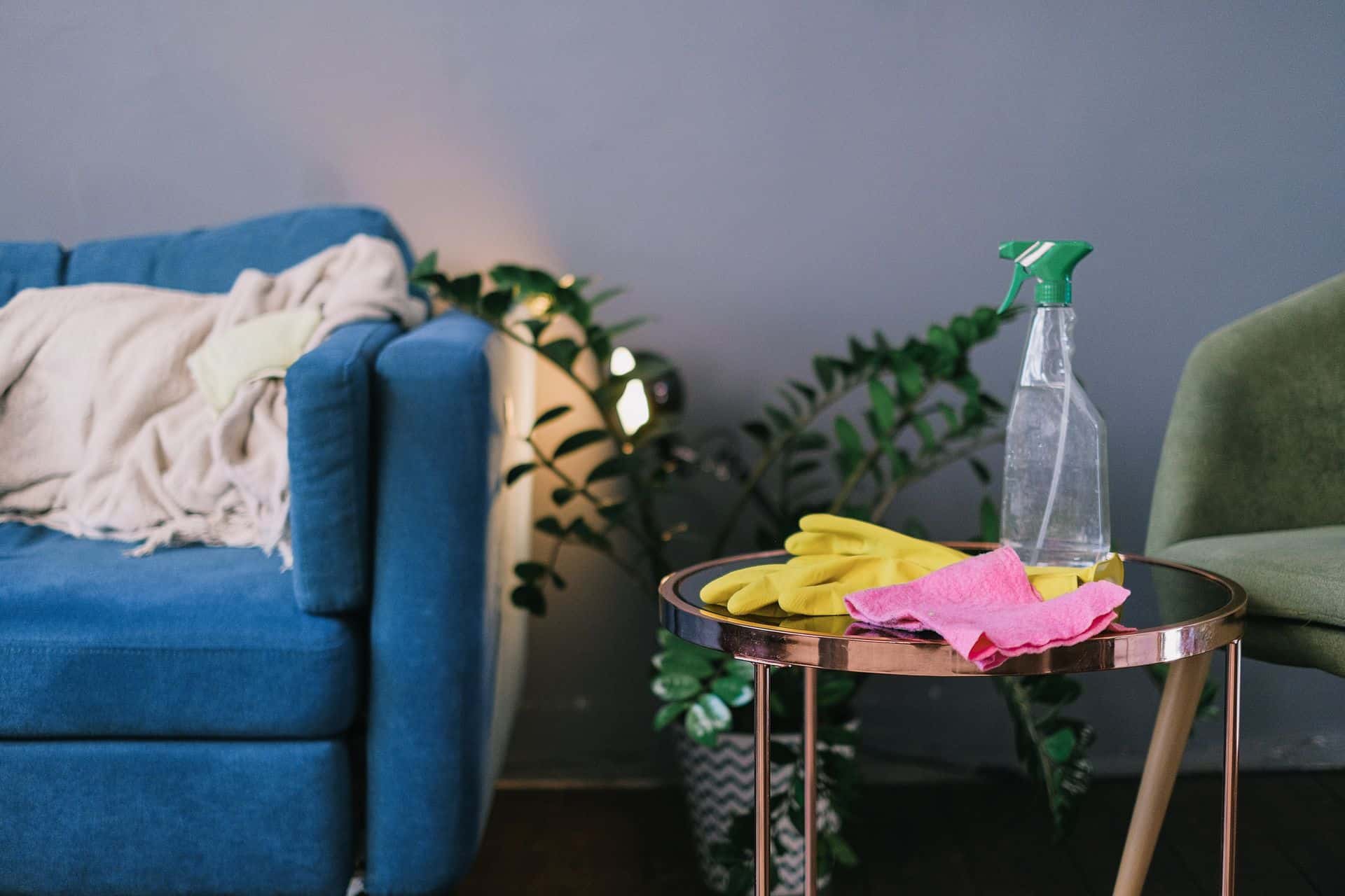 Sprayfles en schoonmaakmateriaal op een tafel