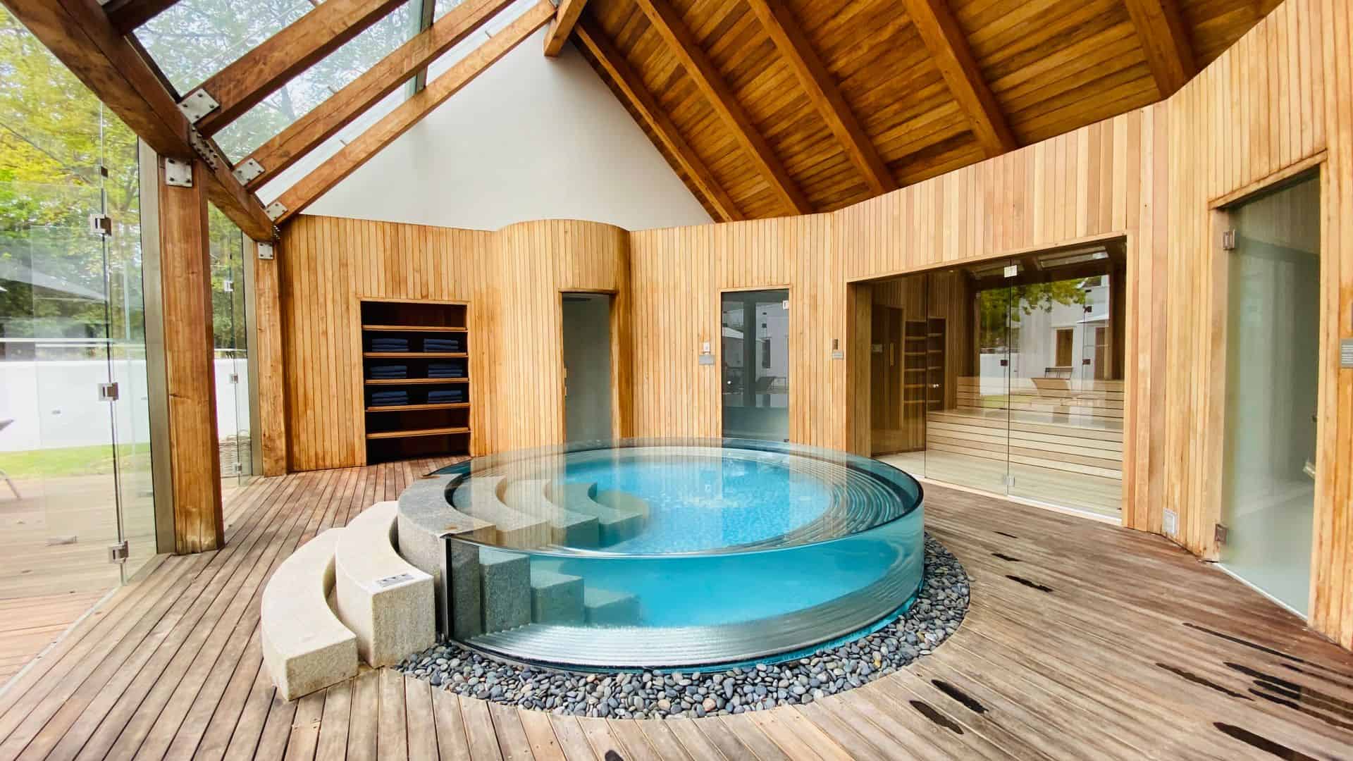 Runder Whirlpool in einem Wellnessbereich